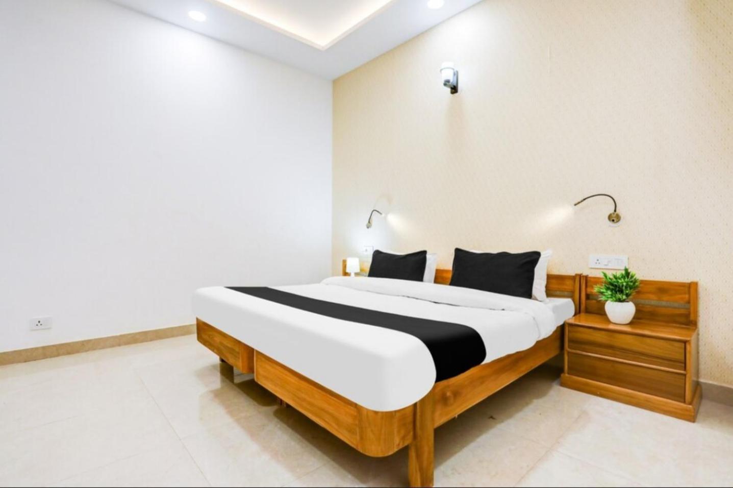 The Grand Blue Hotel Greater Noida Exterior photo