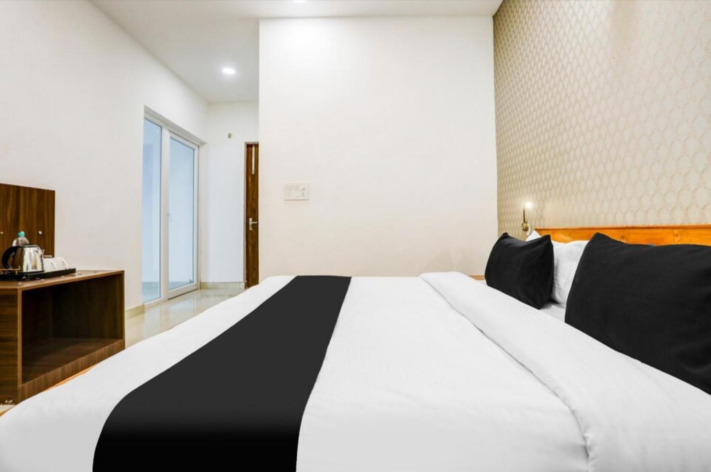 The Grand Blue Hotel Greater Noida Exterior photo