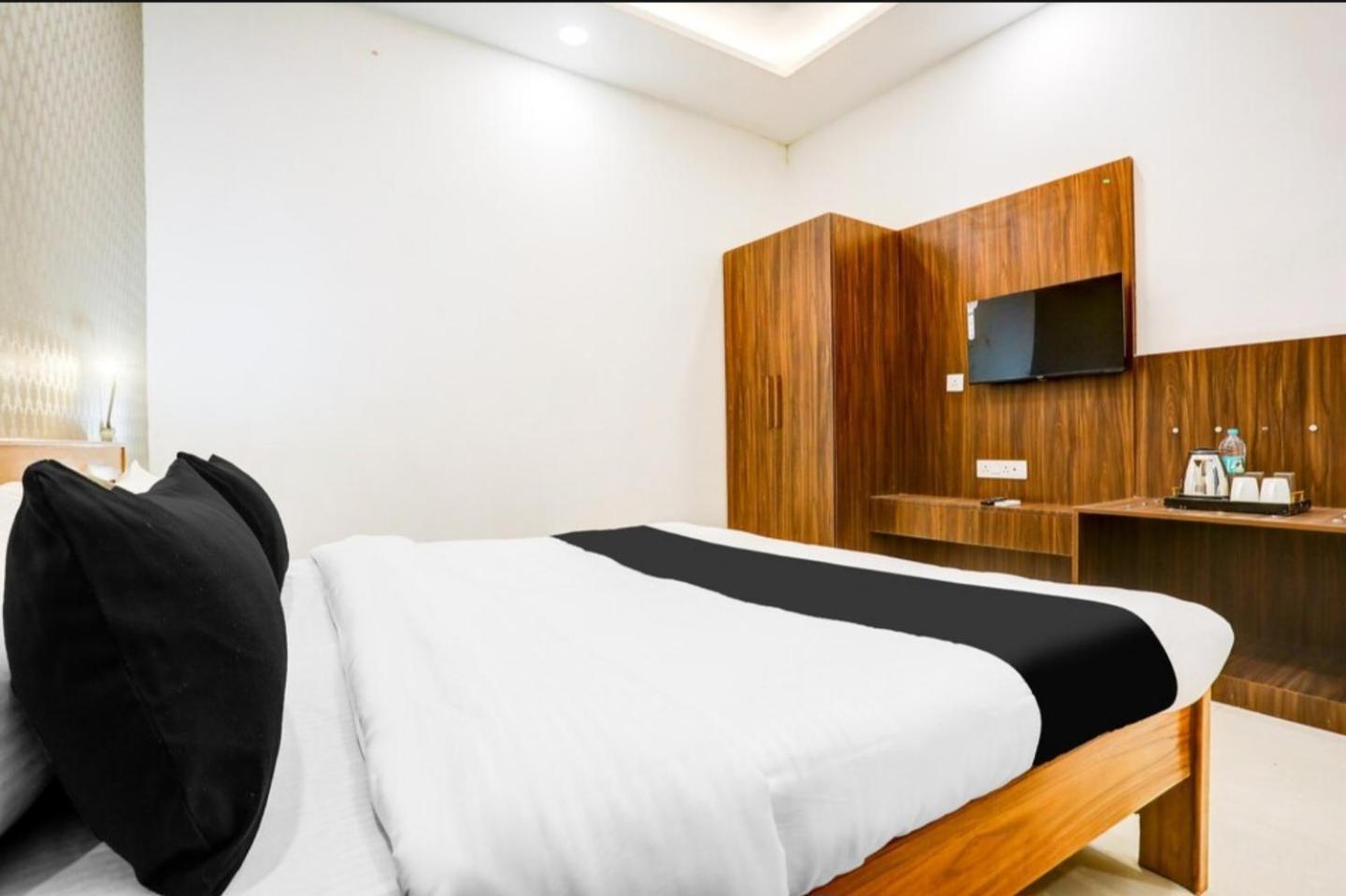 The Grand Blue Hotel Greater Noida Exterior photo