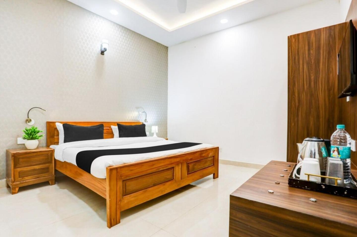 The Grand Blue Hotel Greater Noida Exterior photo
